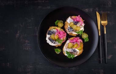 Ringa sandviçi. Ringa, sos ve soğanlı köfteler. Üst görünüm