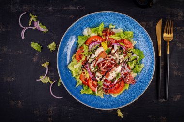 Prosciutto, mozzarella, domates ve kırmızı soğanlı salata. Sağlıklı beslenme. Keto, ketojenik diyet. Üst görünüm