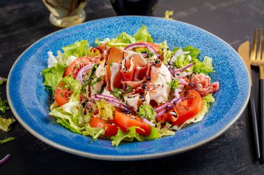 Prosciutto, mozzarella, domates ve kırmızı soğanlı salata. Sağlıklı beslenme. Keto, ketojenik diyet..