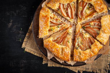 Bala batırılmış armut ve mavi peynirli bir galette. Sağlıklı beslenme. Üst görünüm