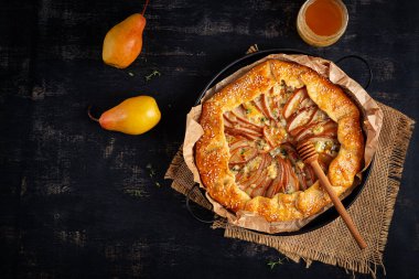 Bala batırılmış armut ve mavi peynirli bir galette. Sağlıklı beslenme. Üst görünüm