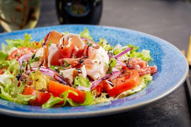 Prosciutto, mozzarella, domates ve kırmızı soğanlı salata. Sağlıklı beslenme. Keto, ketojenik diyet..