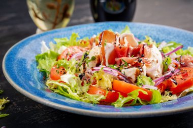 Prosciutto, mozzarella, domates ve kırmızı soğanlı salata. Sağlıklı beslenme. Keto, ketojenik diyet..