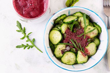 Salatalık salatası ve pancar suyu. Vejetaryen mutfağı. Diyet menüsü. Kilo veriyorum. Yukarıdan görüntüle