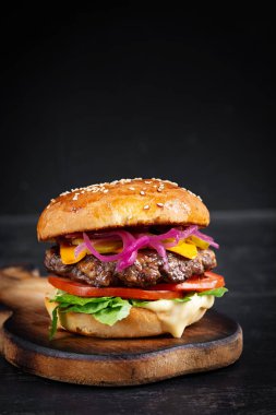 Sığır burger. Biftekli sandviç, domates, peynir, salatalık turşusu ve marul. Çizburger..