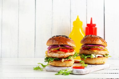 Tavuk burger. Tavuklu sandviç, domates, peynir, salatalık turşusu ve marul. Çizburger..