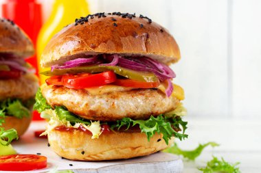 Tavuk burger. Tavuklu sandviç, domates, peynir, salatalık turşusu ve marul. Çizburger..