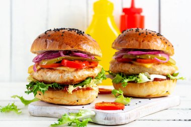 Tavuk burger. Tavuklu sandviç, domates, peynir, salatalık turşusu ve marul. Çizburger..