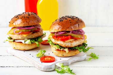 Tavuk burger. Tavuklu sandviç, domates, peynir, salatalık turşusu ve marul. Çizburger..