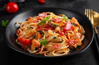 Klasik İtalyan spagetti marinara soslu midye ve somon. Marinara soslu spagetti makarna..
