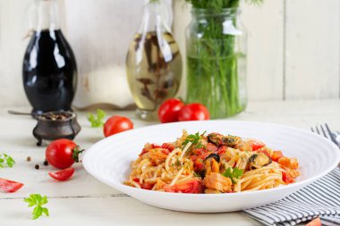 Klasik İtalyan spagetti soslu midye ve somon balıklı beyaz masa. Marinara soslu spagetti makarna..