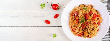 Klasik İtalyan spagetti soslu midye ve somon balıklı beyaz masa. Marinara soslu spagetti makarna. Üst görünüm, afiş