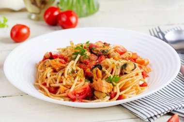 Klasik İtalyan spagetti soslu midye ve somon balıklı beyaz masa. Marinara soslu spagetti makarna..