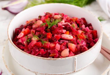 Pancar salatası, bir kasede salata sosu. Beslenme menüsü. Pancar salatası. Pancar salatası. Vejetaryen yemeği. Geleneksel Ukrayna mutfağı.