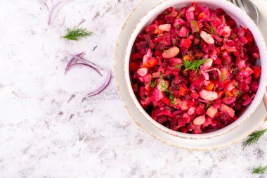 Pancar salatası, bir kasede salata sosu. Beslenme menüsü. Pancar salatası. Pancar salatası. Vejetaryen yemeği. Geleneksel Ukrayna mutfağı. Üst görünüm.