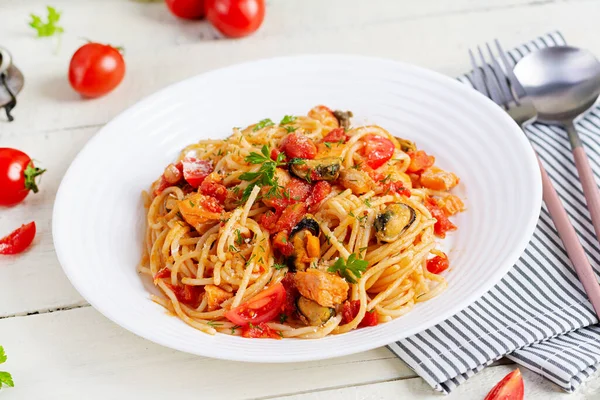 Klasik İtalyan spagetti soslu midye ve somon balıklı beyaz masa. Marinara soslu spagetti makarna..
