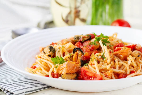 Klasik İtalyan spagetti soslu midye ve somon balıklı beyaz masa. Marinara soslu spagetti makarna..