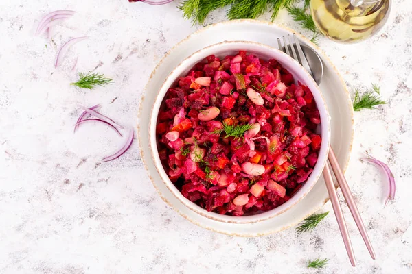 Pancar salatası, bir kasede salata sosu. Beslenme menüsü. Pancar salatası. Pancar salatası. Vejetaryen yemeği. Geleneksel Ukrayna mutfağı. Üst görünüm.