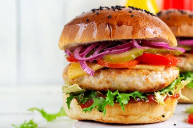 Tavuk burger. Tavuklu sandviç, domates, peynir, salatalık turşusu ve marul. Çizburger..