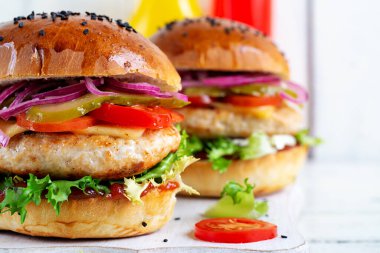 Tavuk burger. Tavuklu sandviç, domates, peynir, salatalık turşusu ve marul. Çizburger..