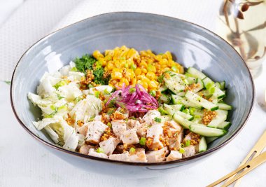 Çin lahana salatası, tavuk eti, mısır, salatalık ve soslu hardal. Asya yemekleri.