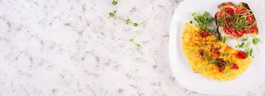 Peynirli omlet ve beyaz tabakta domatesli tost. Frittata - İtalyan omleti. Üst görünüm, afiş