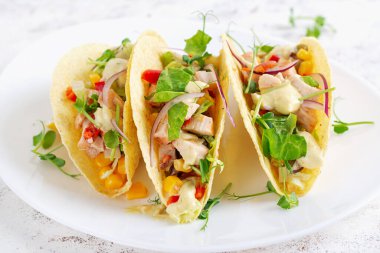 Meksika tacoları, tavuk eti, mısır ve salsa sosu. Sağlıklı takolar. Diyet menüsü. Meksika tacosu..