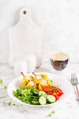 Ketojenik kahvaltı. Sosisli omlet. Sosisli omlet ve lavaş. Keto, ketojenik öğle yemeği..