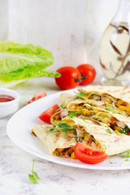 Meksika Quesadilla dürümü, tavuk, mısır ve beyaz tabakta tatlı biber..