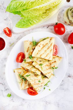 Meksika Quesadilla dürümü, tavuk, mısır ve beyaz tabakta tatlı biber. Üst görünüm