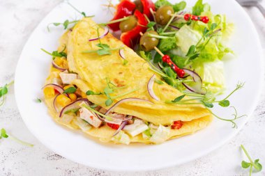 Sağlıklı kahvaltı. Omletli Quesadilla, tavuk filetosu, mısır ve taze salata. Keto, ketojenik öğle yemeği..