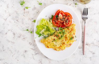 Sağlıklı kahvaltı. Omletli Quesadilla, pastırma ve domates salatası. Keto, ketojenik öğle yemeği. Üst görünüm