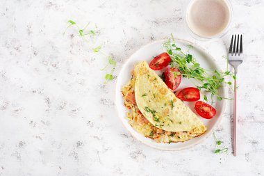 Sağlıklı kahvaltı. Omlet, somon ve dilimlenmiş domatesli Quesadilla. Keto, ketojenik öğle yemeği. Üst görünüm