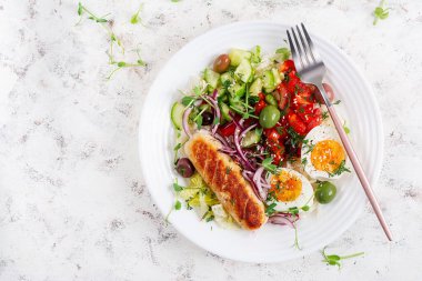 Kahvaltıda haşlanmış yumurta ve taze salata ile ev yapımı tavuk sosisi. Keto, ketojenik kahvaltı. Güzel kahvaltı. Üst manzara, düz uzanma