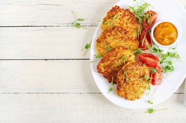 Patatesli börek ya da soslu krep. Avrupa mutfağı. Koşer yemeği. Vejetaryen yemeği. Üst manzara, düz uzanma