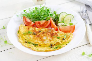 Sağlıklı kahvaltı. Omletli Quesadilla, pastırma ve domates salatası. Keto, ketojenik öğle yemeği..
