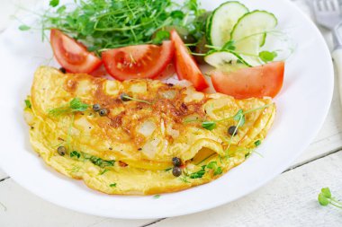 Sağlıklı kahvaltı. Omletli Quesadilla, pastırma ve domates salatası. Keto, ketojenik öğle yemeği..