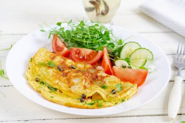 Sağlıklı kahvaltı. Omletli Quesadilla, pastırma ve domates salatası. Keto, ketojenik öğle yemeği..