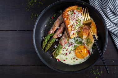 Keto kahvaltısı. Pastırmalı ve tostlu yumurta ve kuşkonmaz. Üst manzara, düz uzanma