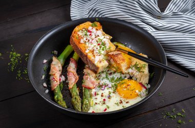 Keto kahvaltısı. Kızarmış yumurta, pastırmalı kuşkonmaz ve tost..