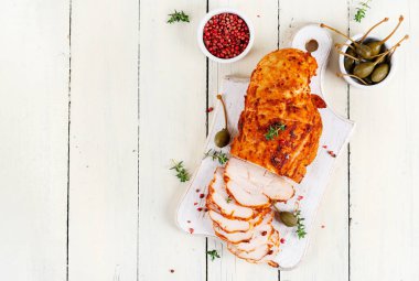 Kırmızı biberli ve kırmızı biberli tavuk pastırması. Et lezzeti. Diyet yemek. Üst manzara, düz uzanma