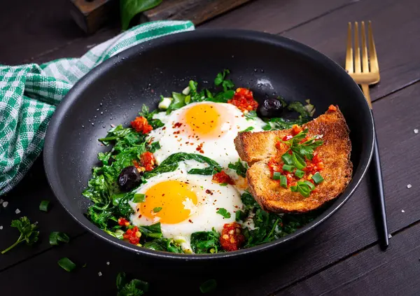 Keto kahvaltısı. Ispanaklı yumurta ve tost..