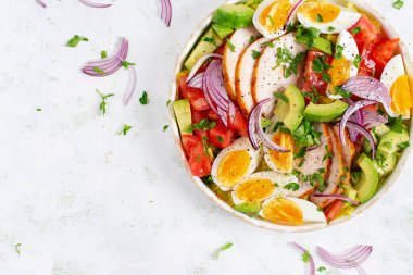 Tavuk, avokado, domates, kırmızı soğan ve yumurtalı sağlıklı Cobb salatası. Amerikan yemeği. Üst görünüm, genel görünüm