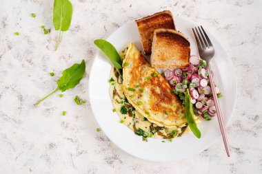 Sağlıklı kahvaltı. Kızartılmış omlet, peynir ve turp salatası. Keto, ketojenik öğle yemeği. Üst görünüm