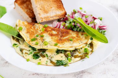 Sağlıklı kahvaltı. Kızartılmış omlet, peynir ve turp salatası. Keto, ketojenik öğle yemeği..