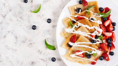 Böğürtlenli krep ve ekşi krema. Sağlıklı kahvaltı. Geç kahvaltı. Krep. Üst görünüm