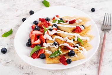 Böğürtlenli krep ve ekşi krema. Sağlıklı kahvaltı. Geç kahvaltı. Krepler