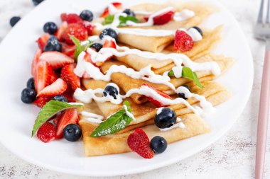 Böğürtlenli krep ve ekşi krema. Sağlıklı kahvaltı. Geç kahvaltı. Krepler