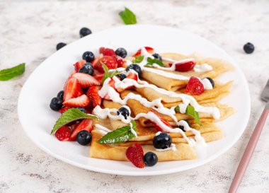 Böğürtlenli krep ve ekşi krema. Sağlıklı kahvaltı. Geç kahvaltı. Krepler