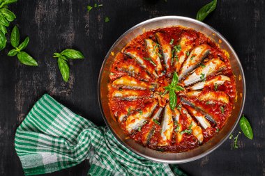 Baharatlı domates soslu sardalyalar. Öğle ya da akşam yemeği. Diyet menüsü. Keto diyeti. Üst görünüm